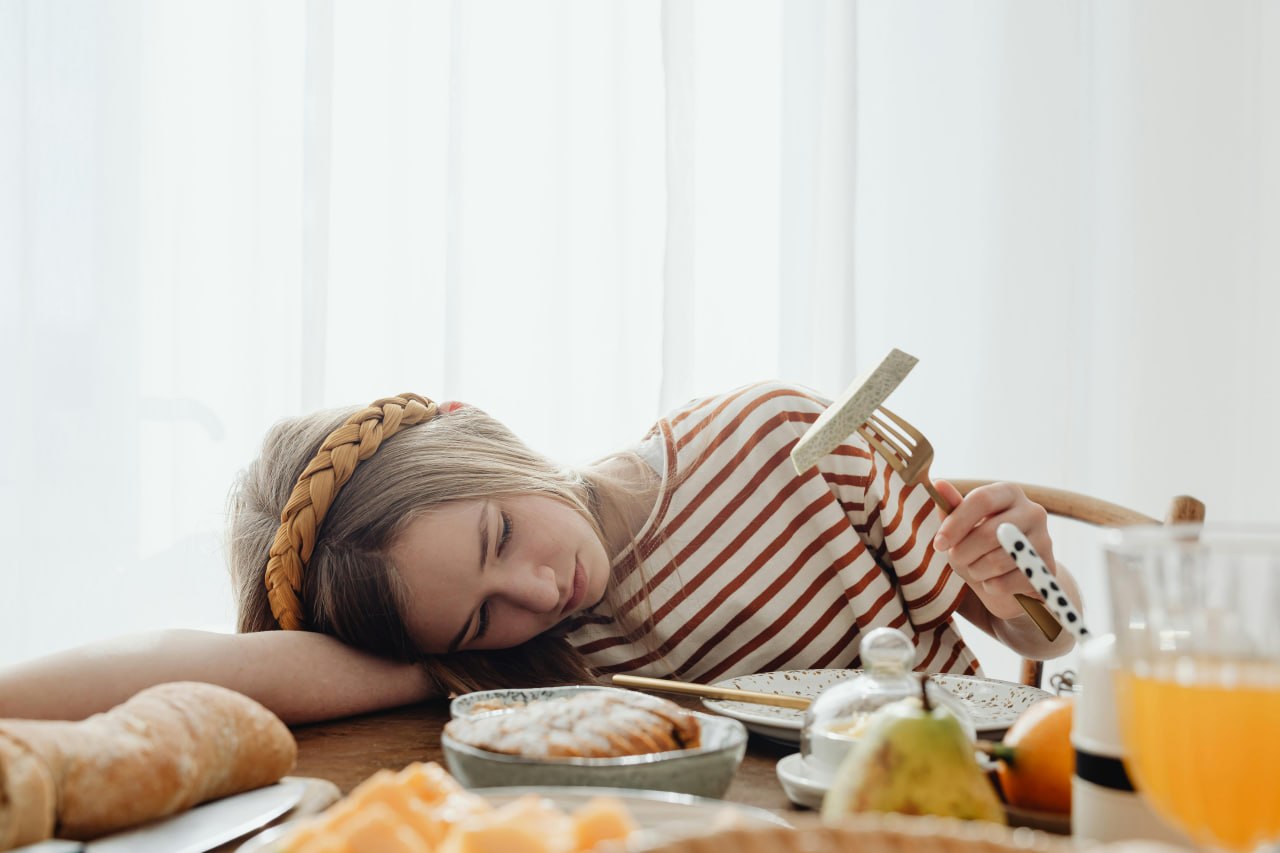 Feeling exhausted at the table after eating — a common delayed food reaction